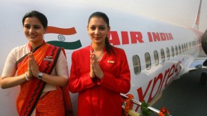 dos-azafatas-vuelo-reciben-los-pasajeron-entrada-uno-los-aviones-aerolinea-air-india-1442490055721