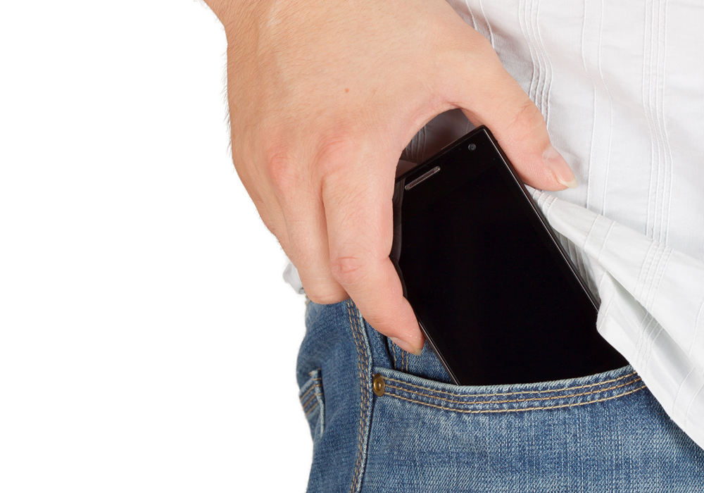 Te vamos a convencer: razones para que te olvides de llevar el móvil en el  bolsillo - Cadena Dial