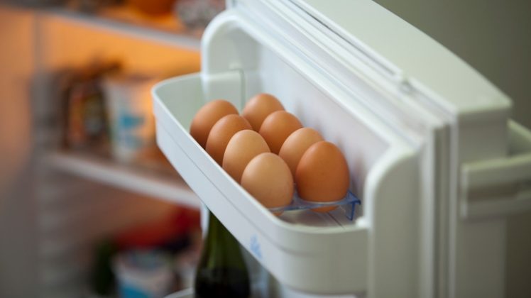 La razón para no guardar los huevos en la puerta del frigorífico
