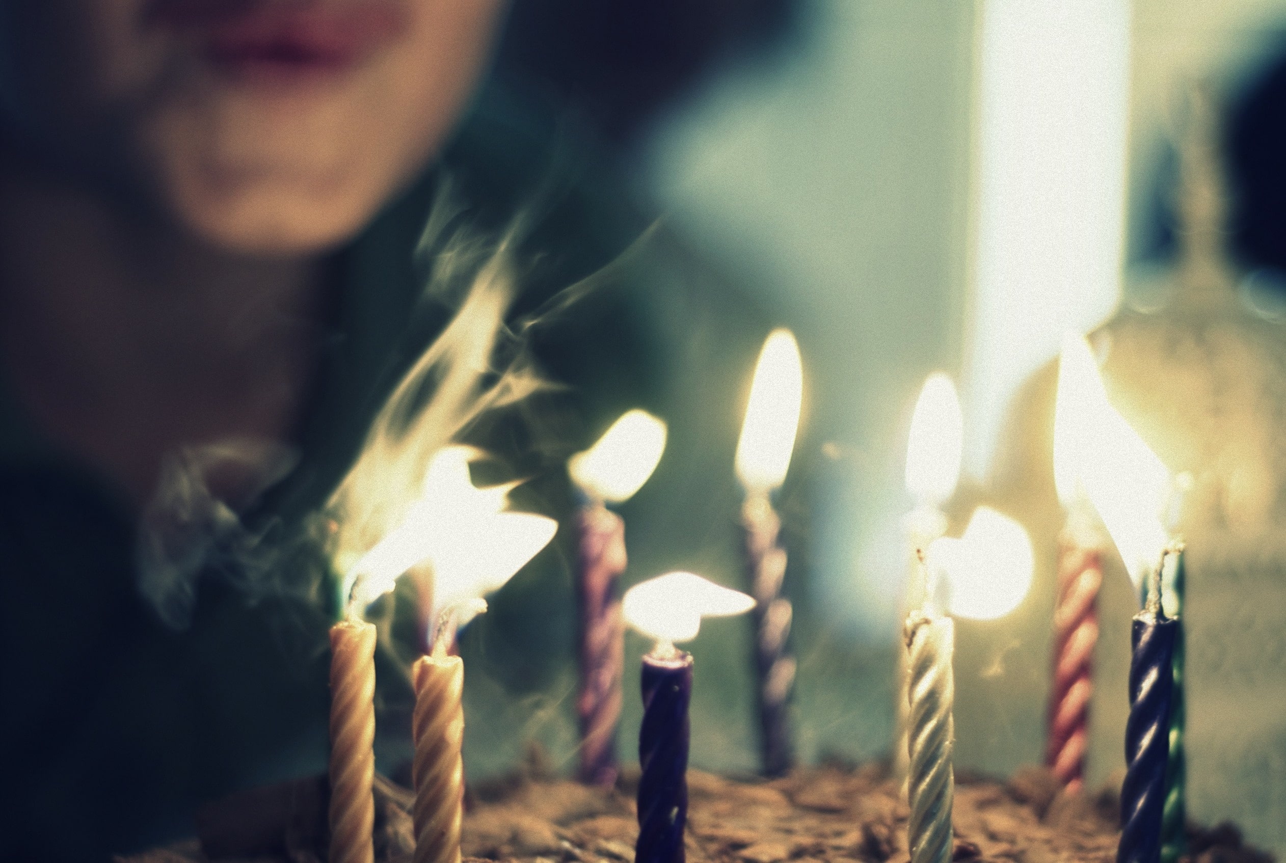 Blow out candles. Задувание свечей. Задуешь свечи. Задувает свечи. Задул свечи.