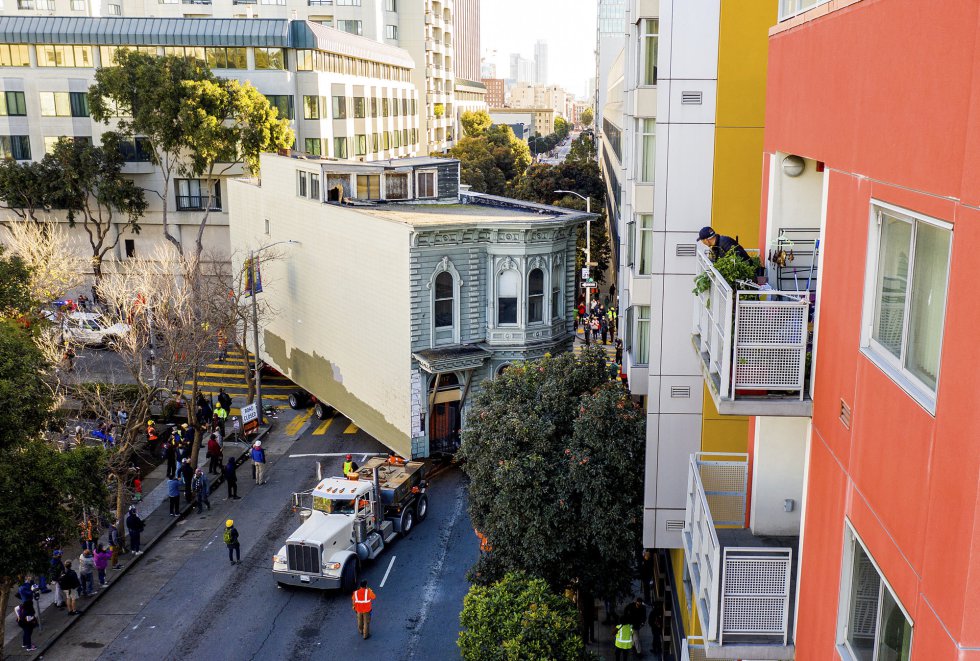 A man in San Francisco decides to move, taking his entire house with him!