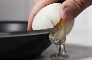 Cascar huevo