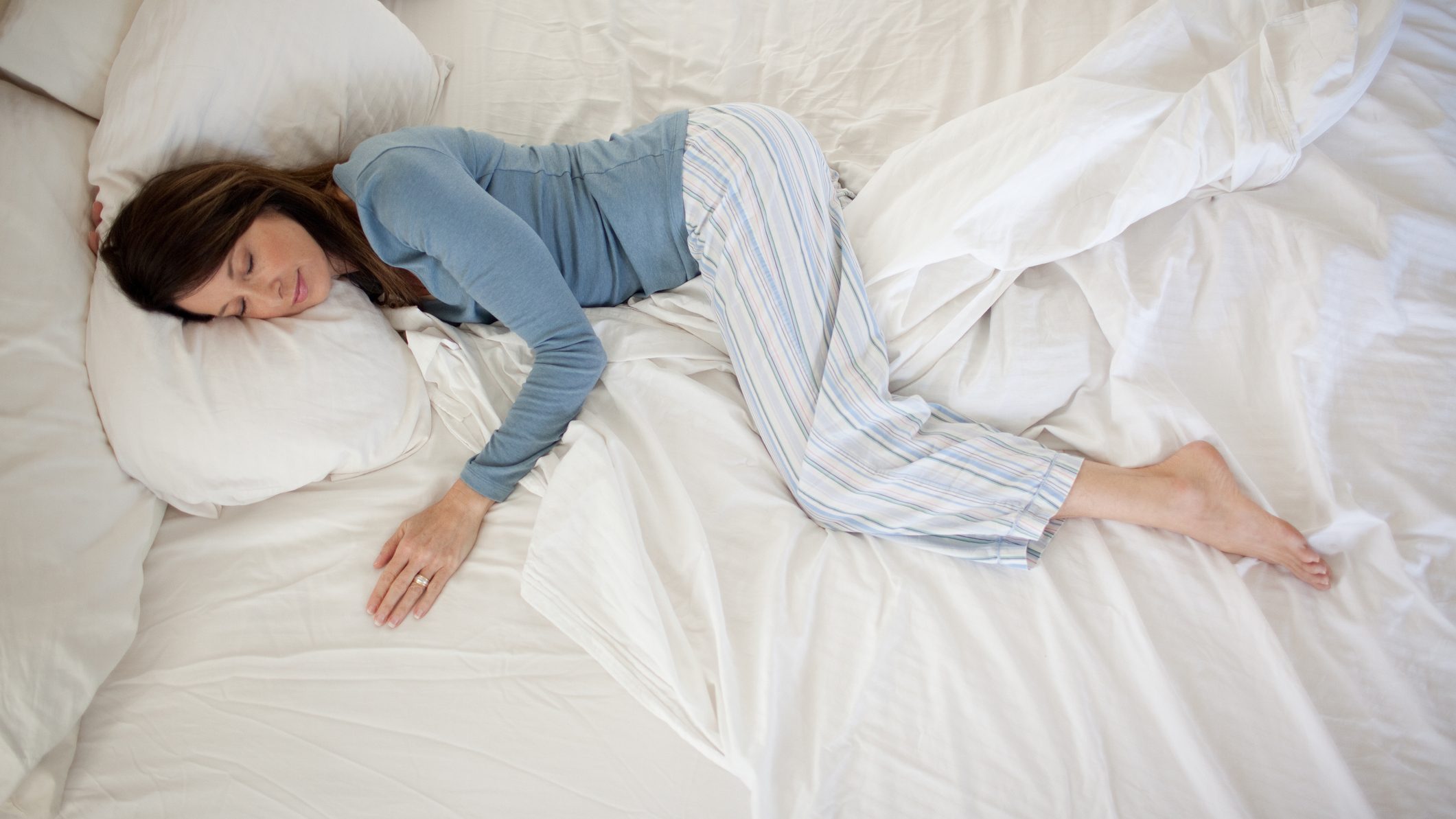 Beneficios de dormir con una almohada entre las piernas - Cadena Dial