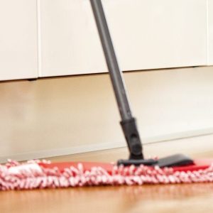 Fregar suelo de la cocina
