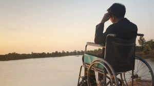 esclerosis multiple mujer en silla de ruedas