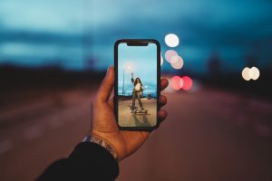 Una chica posa para una fotografía.