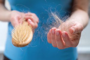 Peinarse de forma errónea es uno de los motivos de la caída del pelo