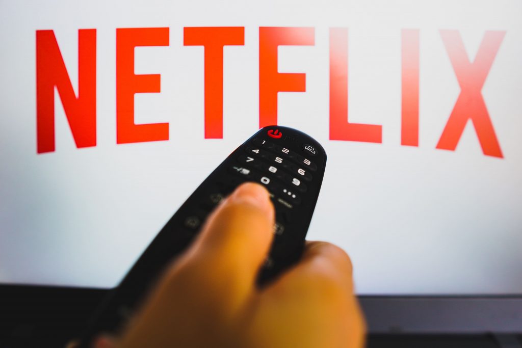 Un usuario está abriendo la aplicación de Netflix en su televisor.