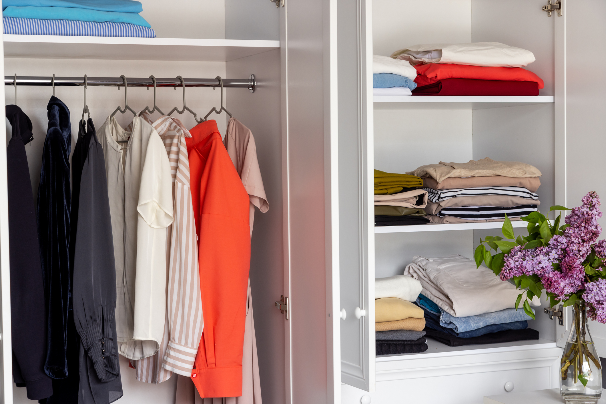 Cambio de armario: la guía definitiva para guardar y colocar tu ropa de  nueva temporada