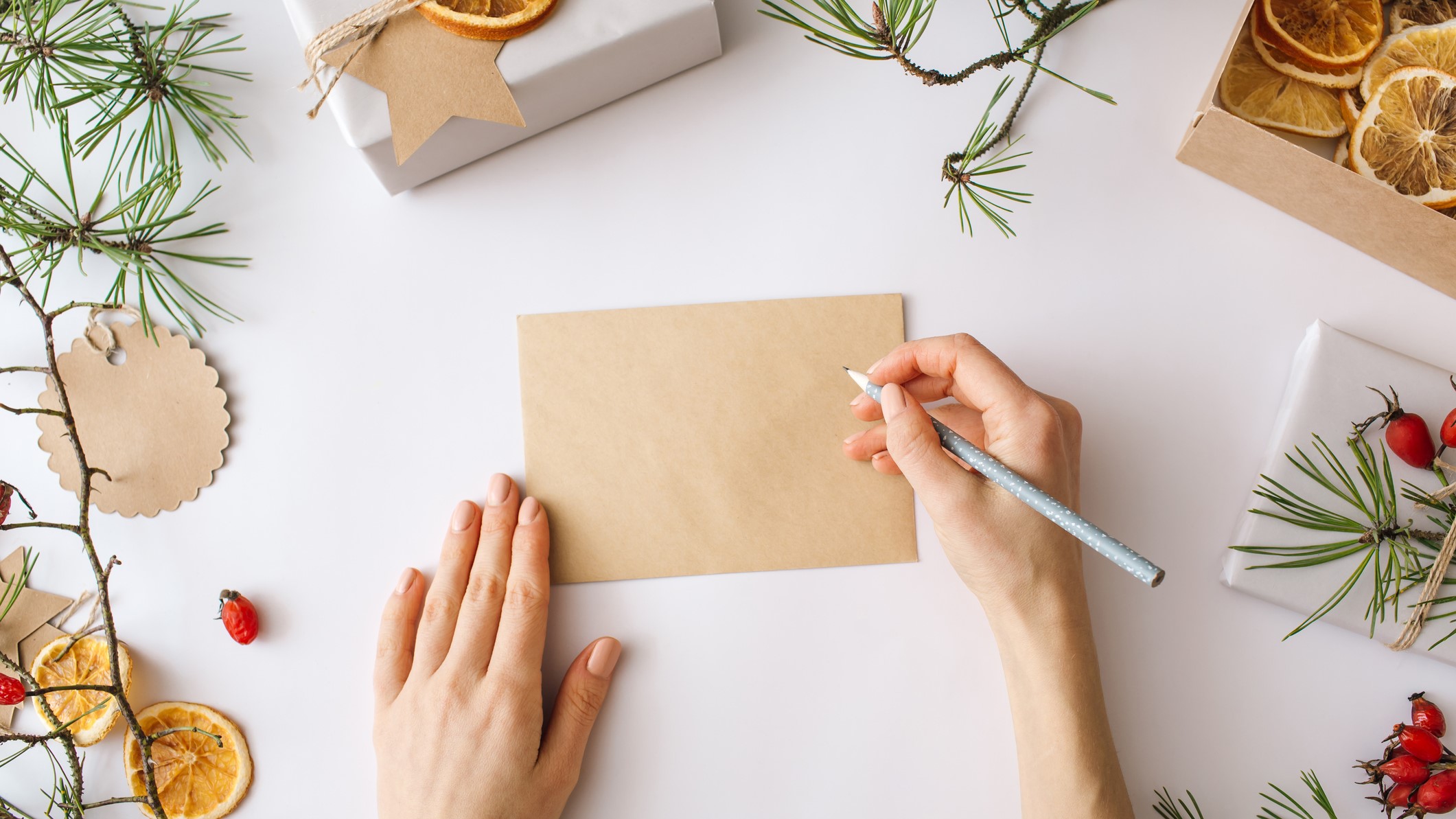 Una persona empieza a escribir una frase sobre un papel en blanco.