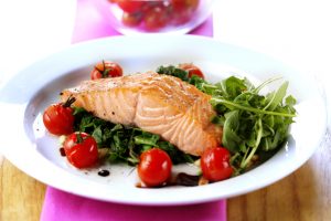Un plato con grasas saludables: salmón y verduras.