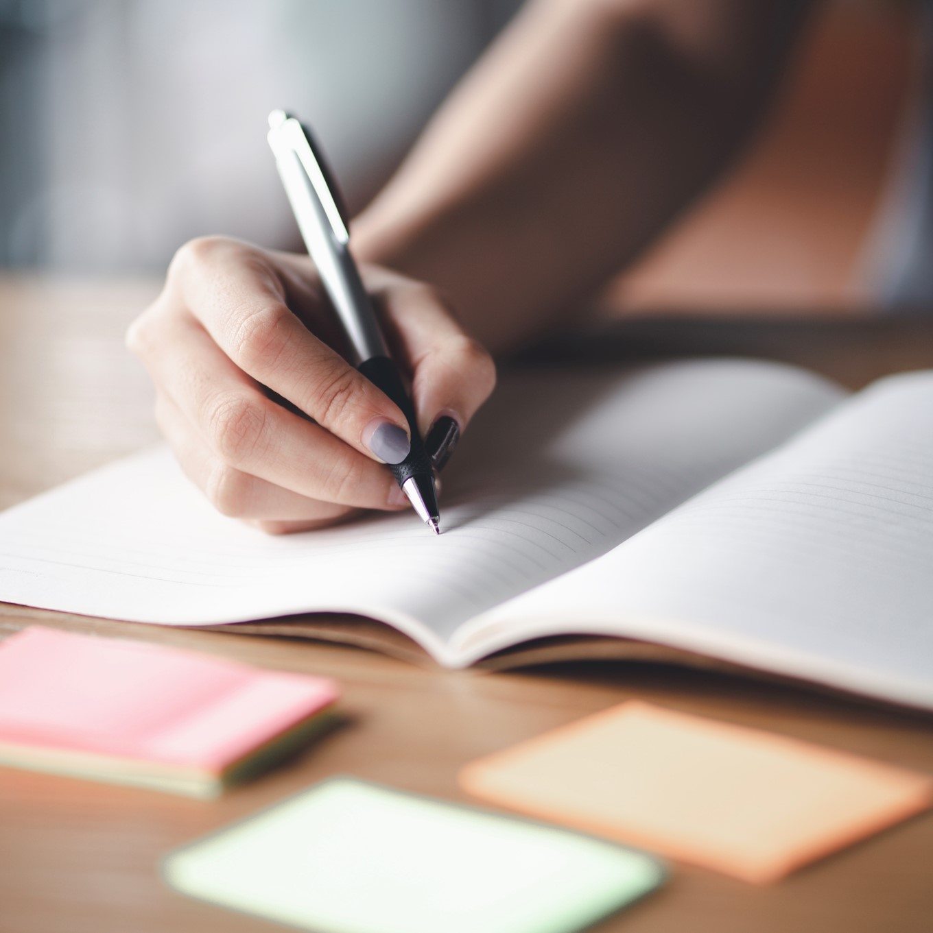 Una persona escribe a mano en una libreta.