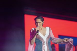 Rosa López cantando en la gala inaugural del Benidorm Fest.