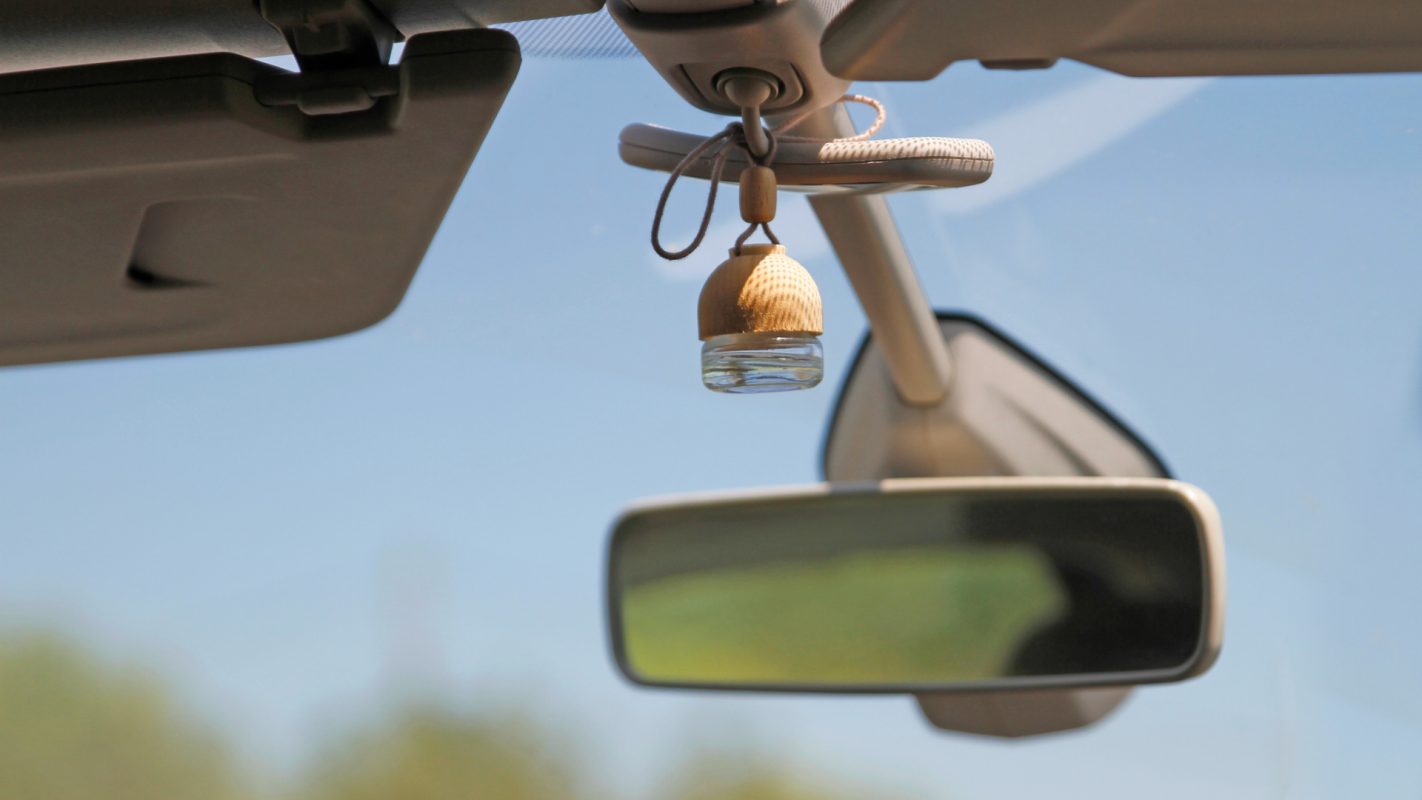 Llevas un ambientador colgado en el espejo retrovisor del coche?