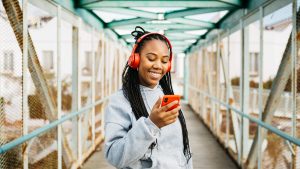 Chica escuchando música cascos móvil Santander