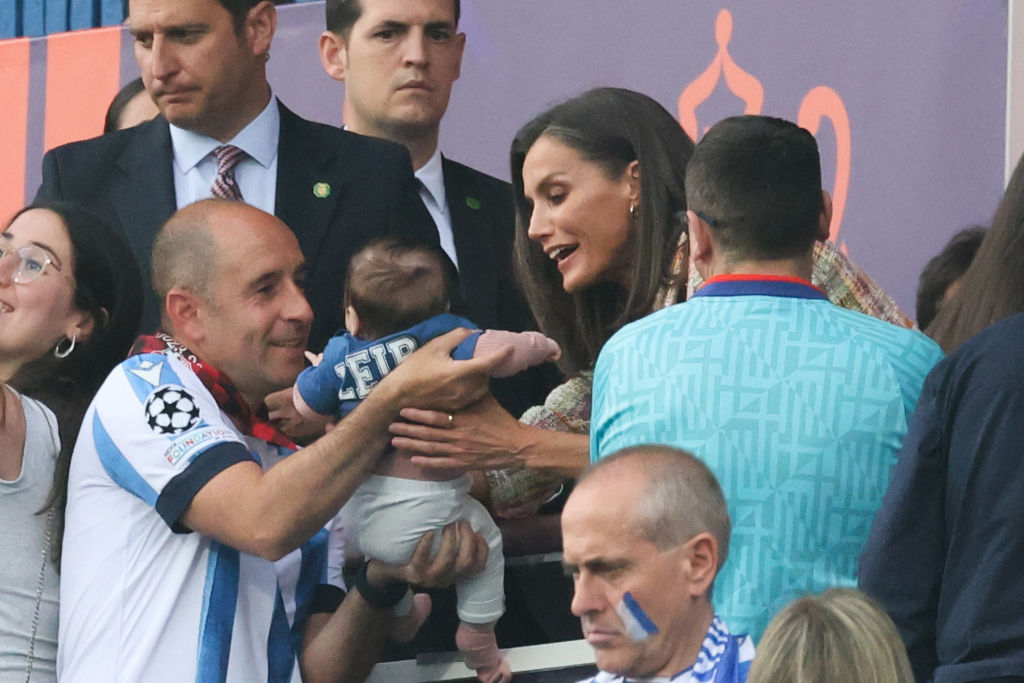 La reina Letizia coge a un bebé en la final de la Copa de la Reina