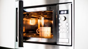 Reheating / cooking a cup of drink in the microwave oven