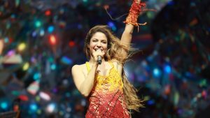 Shakira en un concierto viviendo la música al máximo