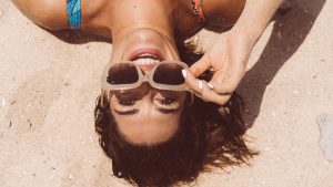 Chica en la playa con gafas de sol