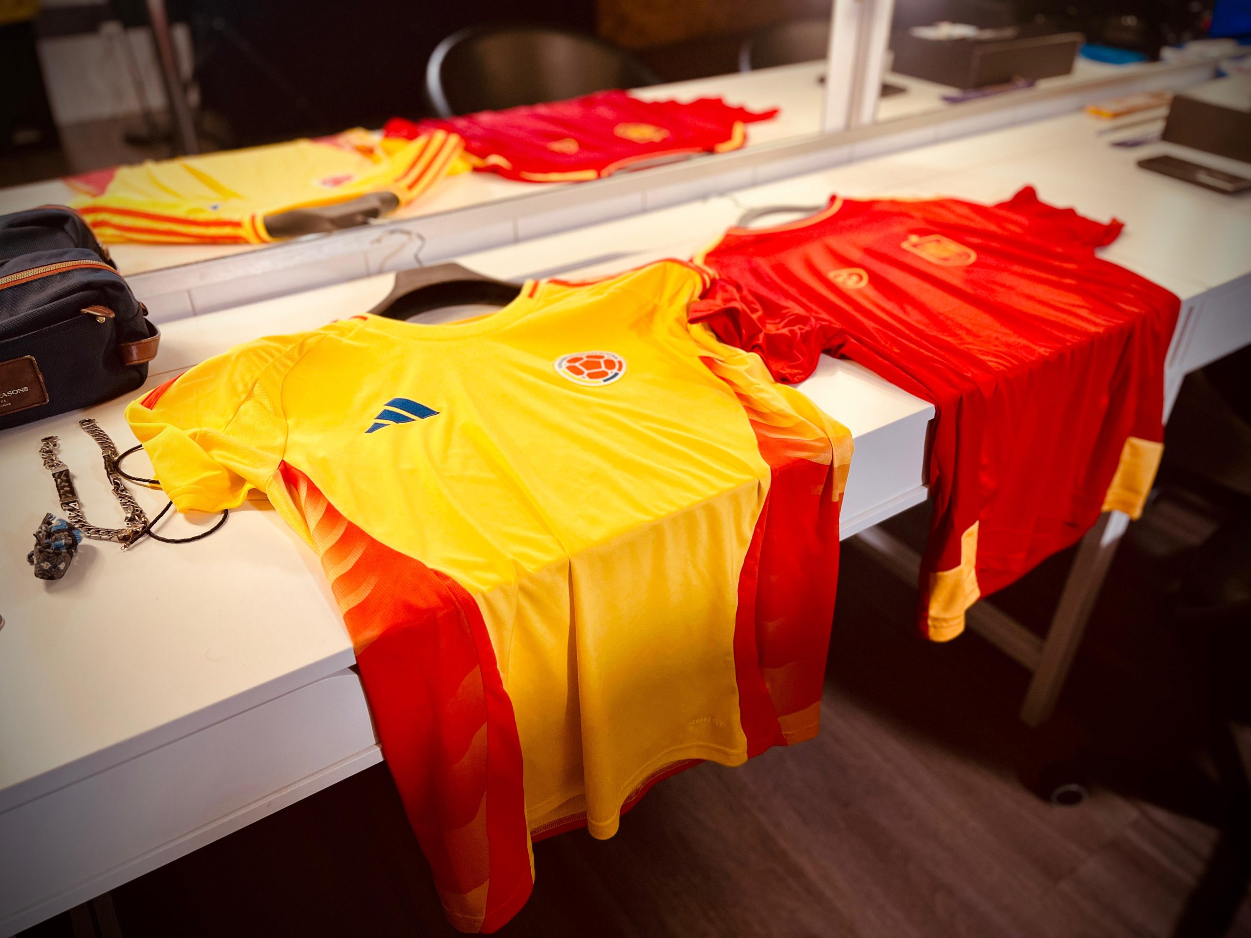 Las camisetas de Colombia y España en el camerino de Carlos Vives