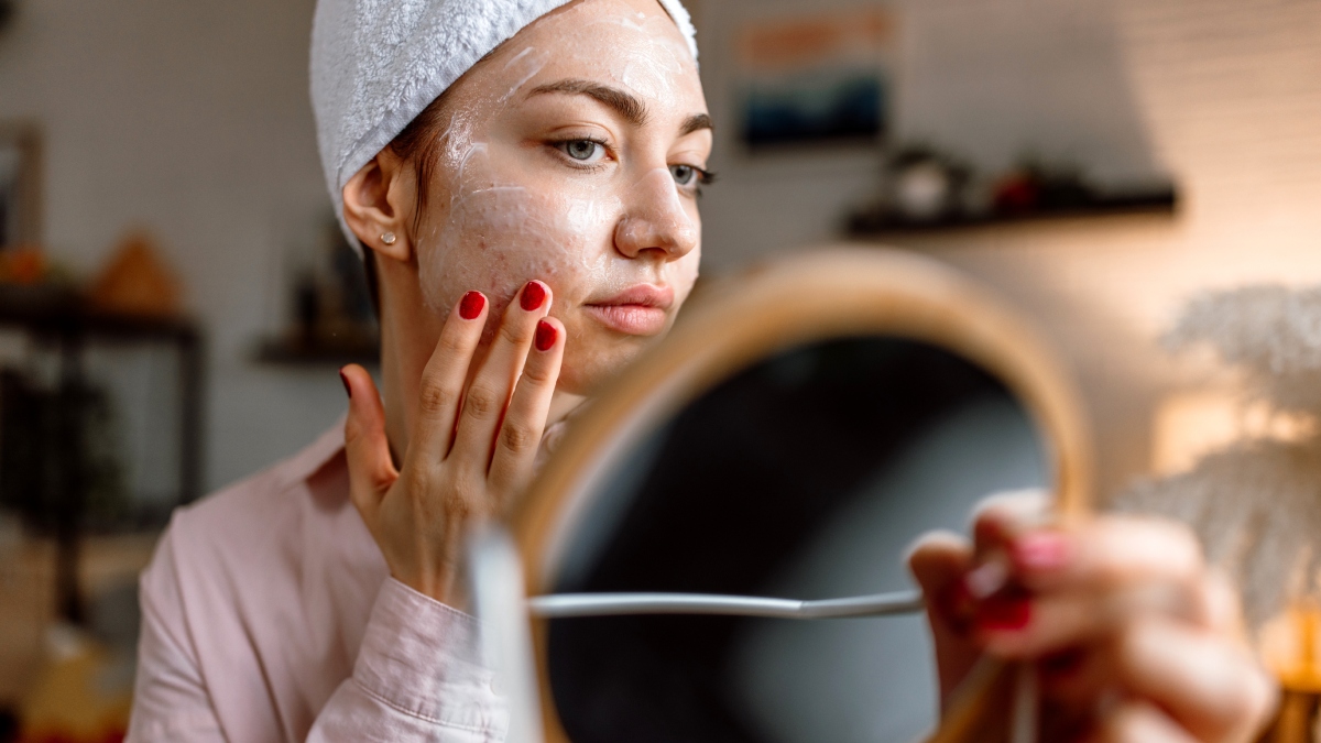 Chica realizándose un skincare // Getty