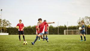 Niños jugando futbol