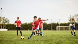 Niños jugando futbol