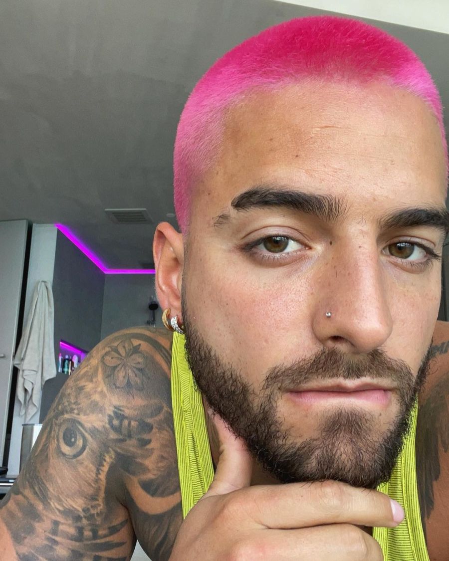 Maluma con el pelo rosa