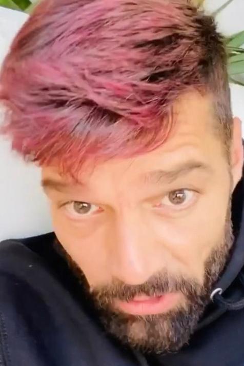 Ricky Martin con el pelo rosa