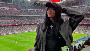 Aitana viendo 'El Clásico' en el Santiago Bernabéu