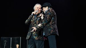 Joaquín Sabina y Joan Manuel Serrat en el Wizink Center de Madrid