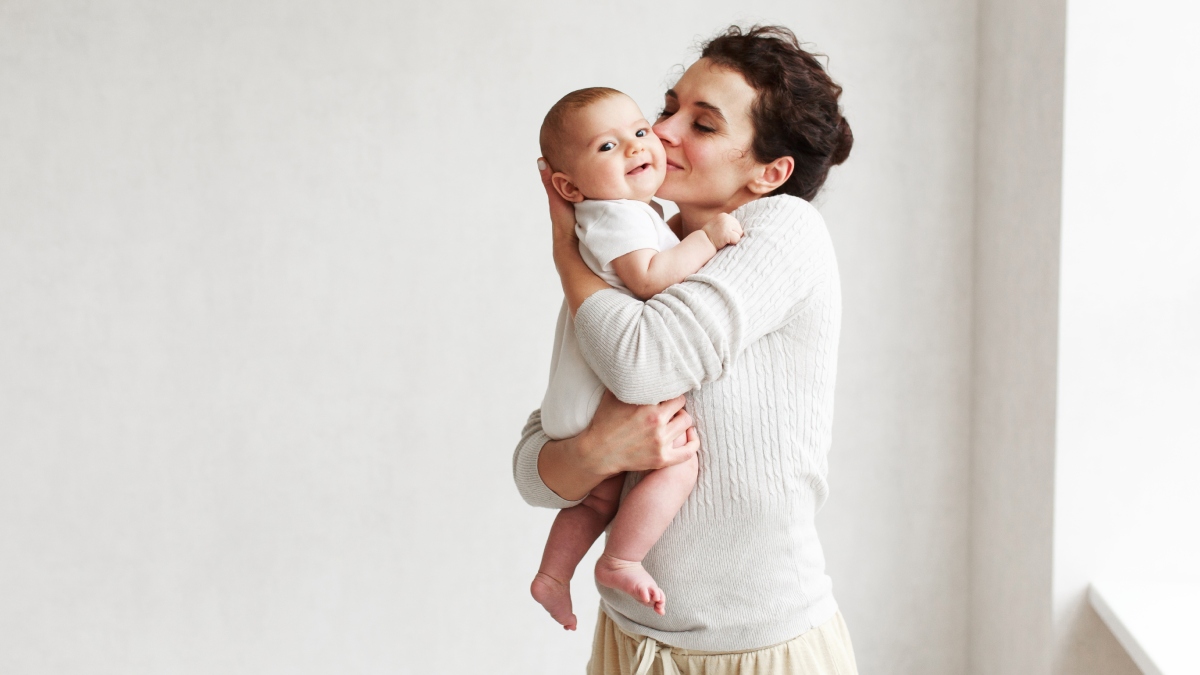 Mujer abrazando a su bebé // Getty soñar