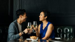 Pareja brindando// Getty