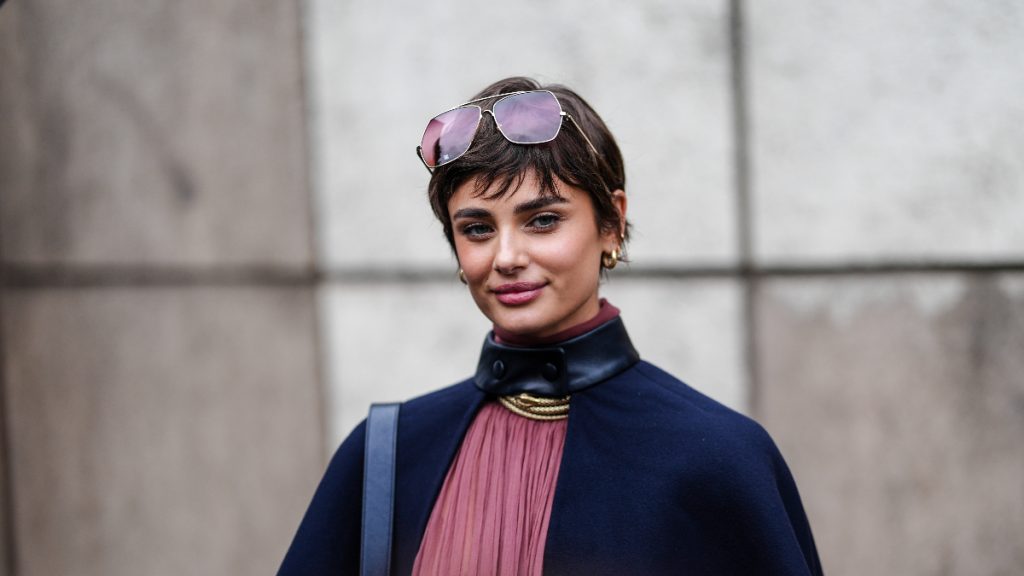 Taylor Hill luciendo un Bixie haircut en París Fashion Week.