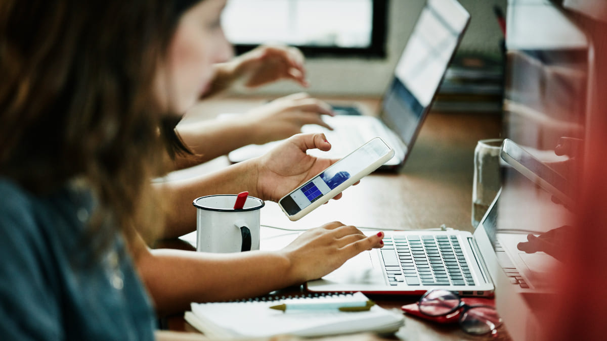 Personas trabajando con ordenadores contraseñas